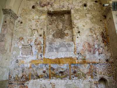 Piccoli altari si aprono lungo le pareti laterali e a colpirci in particolare sono quelli presenti sulla sinistra. Il primo ospita un trittico, un cinquecentesco affresco murario di scuola dalmata, venuto alla luce dopo la rimozione dell�altare ligneo e purtroppo fortemente rovinato